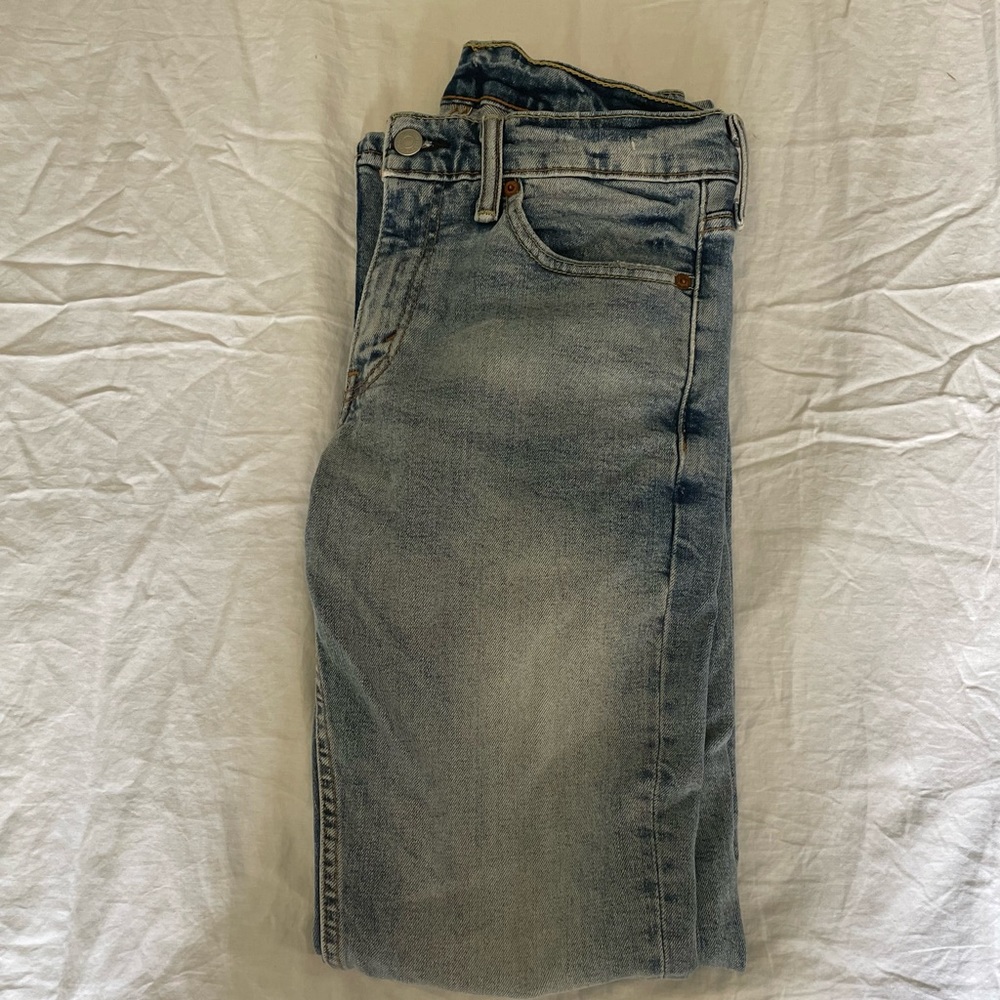 Mens 511 Slim straight light wash jeans. Size W28 L29
